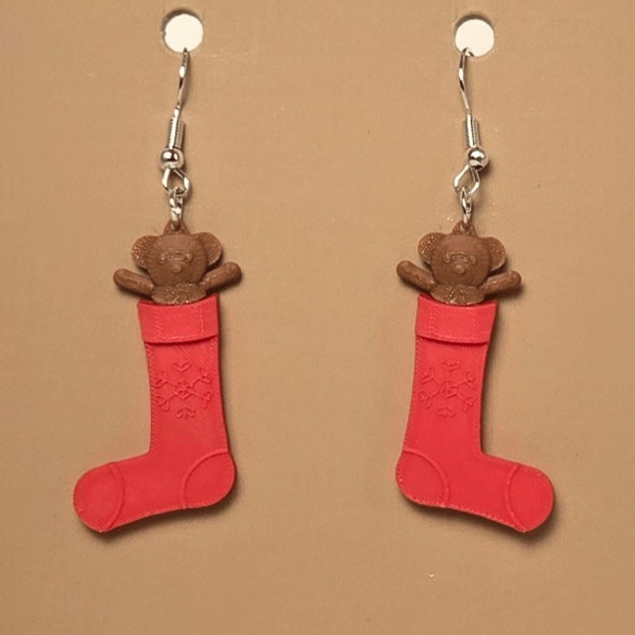 Boucle d'oreille en forme de Bas Noel avec ourson festive et crochets hypoallergéniques sans nickel
