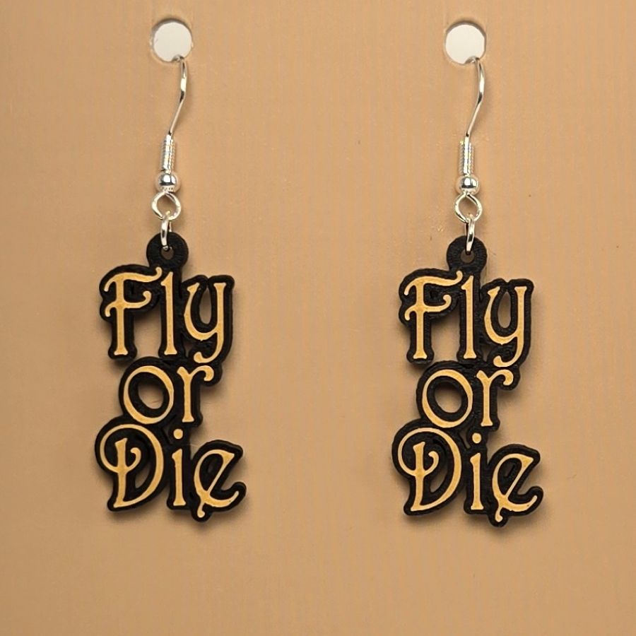 Boucle d'oreille en forme de Fourth Wing Fly or Die avec crochets hypoallergéniques sans nickel