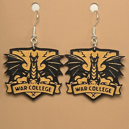 Boucle d'oreille en forme de Fourth Wing War College avec crochets hypoallergéniques sans nickel
